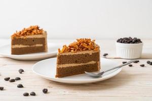 zelfgemaakte koffie amandelen cake op witte plaat foto