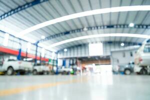 automotive industrie, auto reparatie onderhoud centrum de epoxy verdieping in auto fabriek onderhoud , de interieur van een groot industrieel gebouw of fabriek met staal constructies. staal dak kader. foto