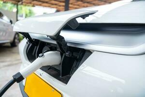 macht levering aansluiten naar elektrisch auto voor toevoegen in rekening brengen naar de accu Bij huis. elektrisch auto opladen station. concept van groen energie en verminderen co2 uitstoot. ev auto. foto