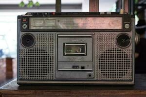 ouderwetse audiocassettespeler op het bovenste bureauhout foto