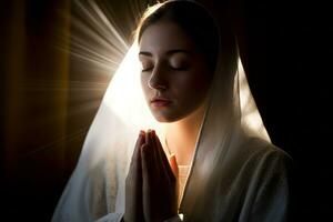een vrouw in wit is bidden in voorkant van de zon generatief ai foto
