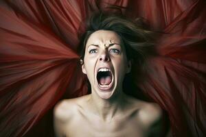 een vrouw schreeuwen met haar mond Open in voorkant van een rood gordijn generatief ai foto