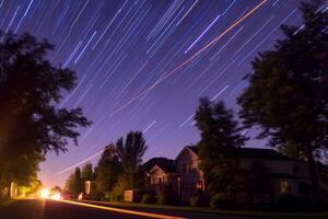 ster trails in de nacht lucht over- een woon- straat generatief ai foto