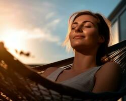 een vrouw ontspannende in een hangmat Bij zonsondergang generatief ai foto