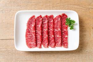 vers rundvlees rauw gesneden met gemarmerde textuur geserveerd voor sukiyaki en shabu of yakiniku foto