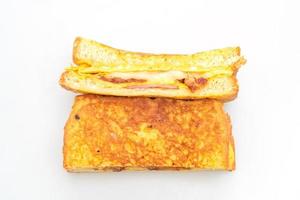 Franse toast ham, spek en kaas sandwich met ei geïsoleerd op een witte achtergrond foto