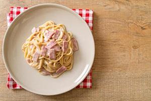 zelfgemaakte spaghetti witte roomsaus met ham - italiaans eten foto