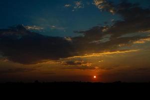 prachtige zonsondergang hemel met wolken. abstracte hemel. foto