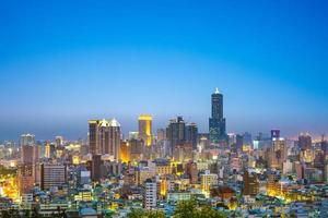 nachtzicht op de stad kaohsiung, taiwan foto