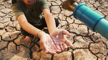 dichtbij omhoog hand- Aziatisch meisje landelijk zittend Aan droog grond. water crisis, concept hoop en droogte. foto
