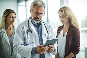 dokter uitleggen problemen gebruik makend van tablet naar Dames geduldig ,generatief ai. foto