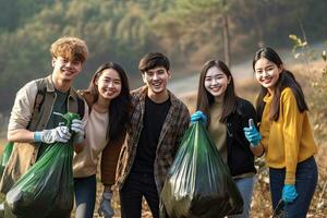 team van jong en verscheidenheid vrijwilliger in schoonmaak omhoog vuilnis en verspilling scheiding project ,generatief ai foto