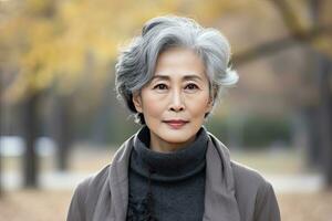 oosten- Aziatisch vrouw in jaren 60, kort grijs haar, park achtergrond ,generatief ai foto