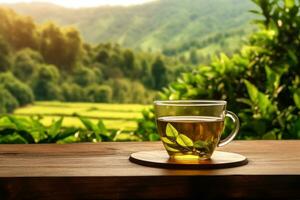 een glas kop met geurig groen thee en bladeren Aan een ronde stellage. heerlijk heet drinken Aan een houten tafel. gegenereerd door ai. foto