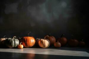 halloween pompoenen Aan verdieping met muur kopiëren ruimte en schaduwen foto