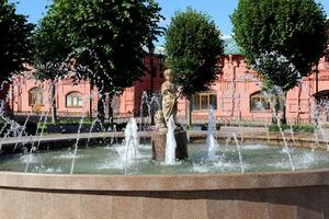 klin, Moskou, Rusland - 30-07-2023. fontein met een standbeeld van meisje paddestoel kiezer. beeldhouwer - fedor kamenski foto