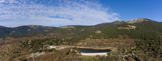 panoramisch uitzicht vanuit de lucht op het stuwmeer van Navalmedio in de Sierra de Guadarrama, provincie Madrid, Spanje foto