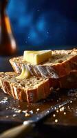 een plak van brood met boter en honing druipend naar beneden de kant foto