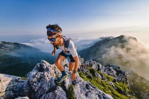 ultra marathon atleet in de bergen tijdens een training