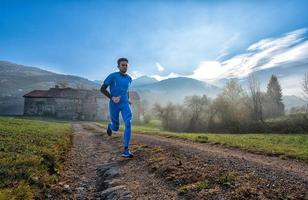 runner atleet professionele training op een bergvuil foto