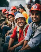 portret van een groep van arbeiders in harde hoeden Bij bouw plaats. arbeid dag concept foto