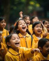 groep van Aziatisch kinderen in geel uniform hebben pret Bij school. foto