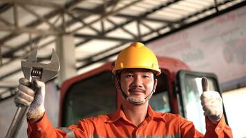 portret van Aziatisch monteur met reparatie uitrusting staand auto in onderhoud onderhoud centrum technicus of ingenieur professioneel werk voor klant. foto