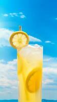 helder zomer beeld van bevroren limonade in glas met citroen plak en rietje ai generatief foto