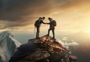 twee mensen helpen elk andere Aan een berg top foto