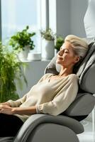 senior vrouw loungen en dutten Aan een elektrisch massage stoel in de leven kamer foto
