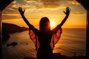 een vrouw creëert een kader in de omgeving van de zon met haar handen in de zonsopkomst symboliseert toekomst planning foto