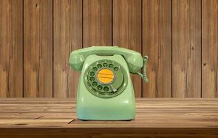 oud fashioned groen bureau telefoon Aan houten tafel Daar is een houten muur achter het. foto