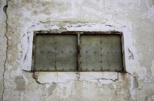oud gesloten en verlaten raam foto