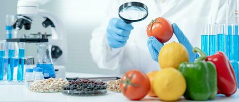 wetenschapper controleren chemisch fruit residuen in laboratorium. controle experts inspecteren de concentratie van chemisch residuen. gevaren, standaard, vind verboden stoffen, besmetten, microbioloog foto