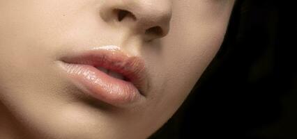 schoonheid mode vrouw lippen met natuurlijk beige kleur verzinnen. mat lippenstift. naakt kleuren. foto
