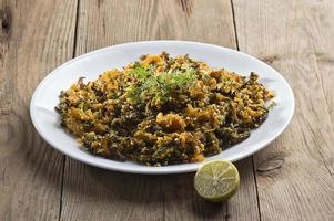 Indiaas gerecht bittere kalebas gebakken met specerijen en kruiden