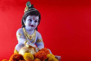 hindoe god krishna op rode achtergrond foto