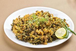 Indiaas gerecht bittere kalebas gebakken met specerijen en kruiden