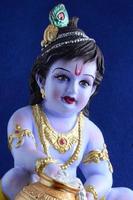 hindoe god krishna op blauwe achtergrond foto