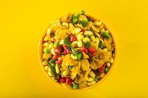 Indiase snacks traditionele Indiase gefrituurde zoute schotel genaamd chivda of mengsel of farsan gemaakt van grammeel en gemengd met droog fruit en geroosterde noten met zout, peper, peulvruchten, kruiden en groene erwten foto