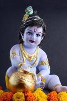 hindoe god krishna op donkere achtergrond foto