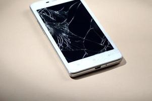 smartphone met gebroken scherm foto