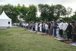 een foto van moslim gemeente bidden eid al-adha in de veld-