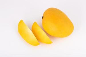 mangofruit met plak op een witte achtergrond foto
