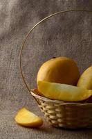 mangofruit in mand op zakdoekachtergrond foto
