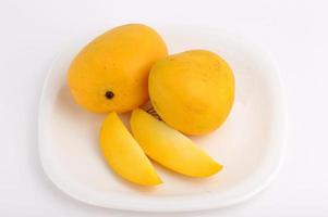 mangofruit in mand met plak op witte achtergrond