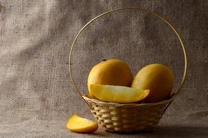 mangofruit in mand op zakdoekachtergrond foto