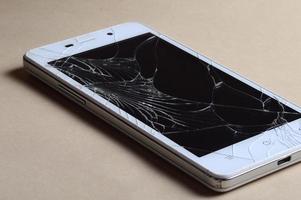 smartphone met gebroken scherm foto