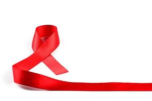 aids bewustzijn rood lint op witte achtergrond.