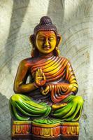 close-up van kleurrijk standbeeld van boeddha